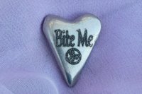 Bite Me (Mords Moi), Jeton Érotique BDSM, Jeton BDSM, Jeton de Soumise, Fait à la Main en Etain, par William Sturt des Etains de Jumilhac