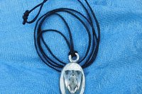 Collier Vagina, Faite Main en Etain par William Sturt des Etains de Jumilhac