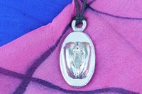 Collier Vagina, Faite Main en Etain par William Sturt des Etains de Jumilhac