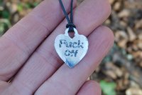 Pendentif BDSM Fuck Off, Accessoire de Soumise, Cordon Noué en Permanance, Fait Main en Etain, Les Etains de Jumilhac