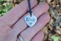 Pendentif BDSM Bitch (Salope), Accessoire de Soumise, Cordon Noué en Permanance, Fait Main en Etain, Les Etains de Jumilhac