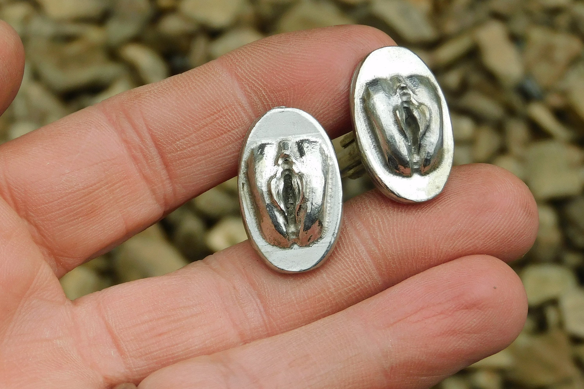 Boutons de Manchette Vulve, Manchettes Erotiques, Cadeaux Erotiques, Fait Main en Etain, par William Sturt aux Etains de Jumilhac