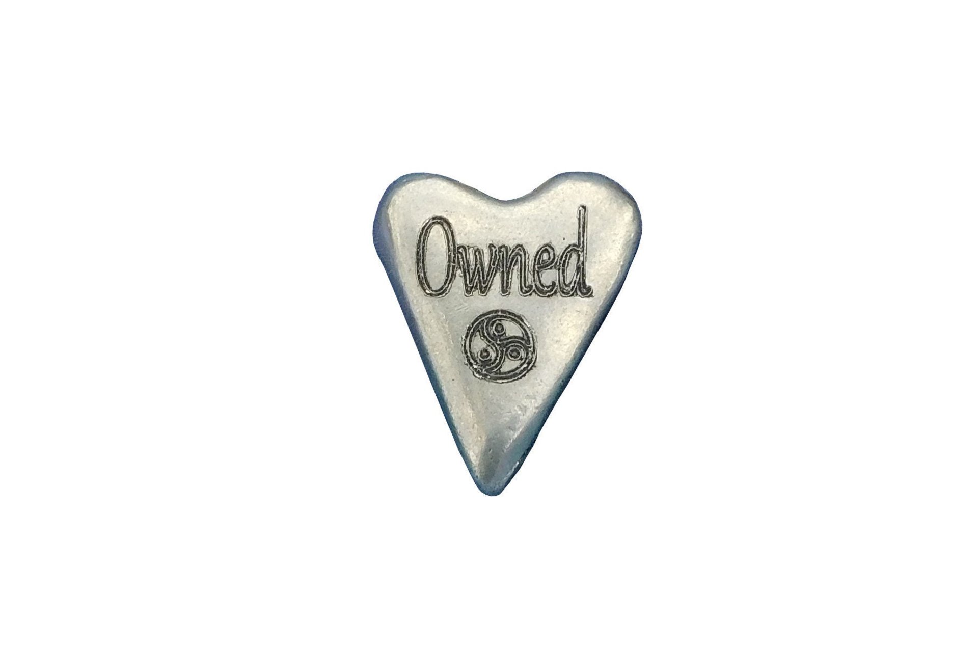 Owned (Possédée), Jeton Érotique BDSM, Accessoires BDSM, Jeton de Soumise, Fait à la Main en Etain, par William Sturt des Etains de Jumilhac