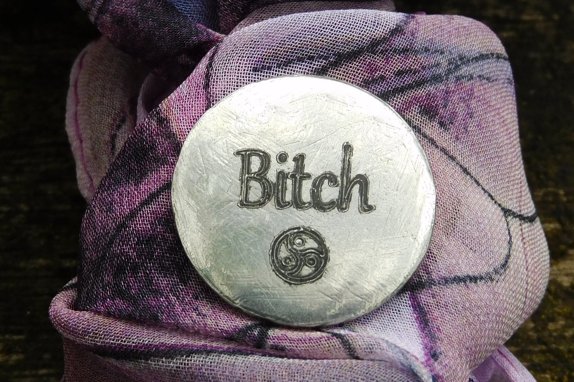 Porte-Bonheur Érotique, Jeton Bitch (Salope), Accessoires BDSM, Jeton de Soumise, Fait à la Main en Etain, Les Etains de Jumilhac