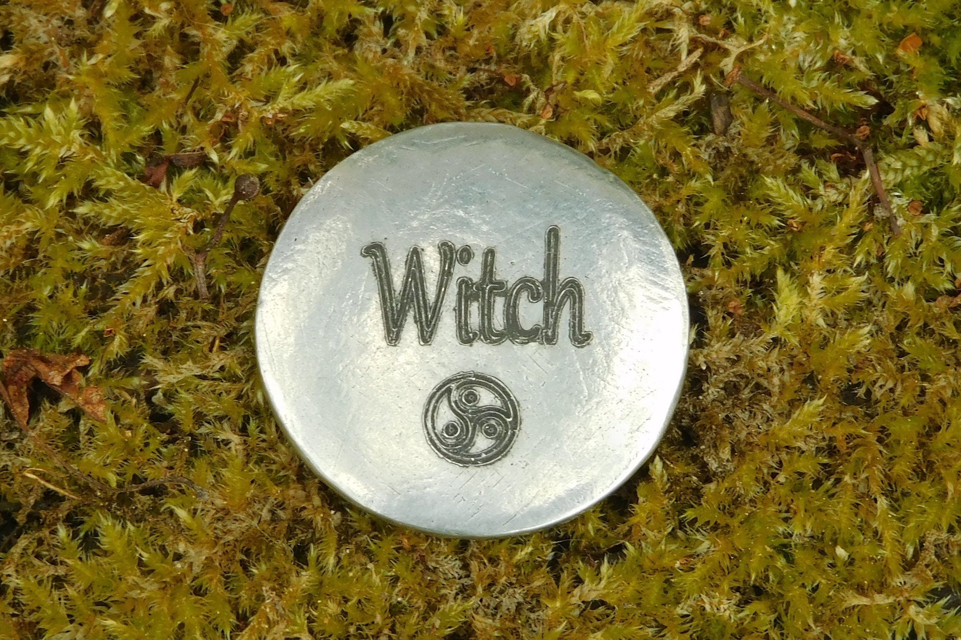 Porte-Bonheur Witch, Jeton Érotique BDSM, Accessoires BDSM, Jeton de Soumise, Fait à la Main en Etain, Les Etains de Jumilhac