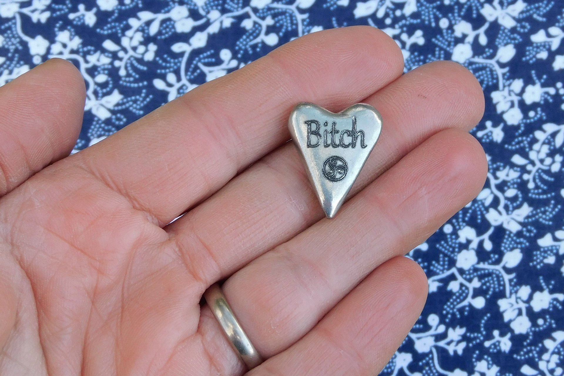 Bitch (Chienne), Jeton Érotique BDSM, Accessoires BDSM, Jeton de Soumise, Fait à la Main en Etain, par William Sturt des Etains de Jumilhac