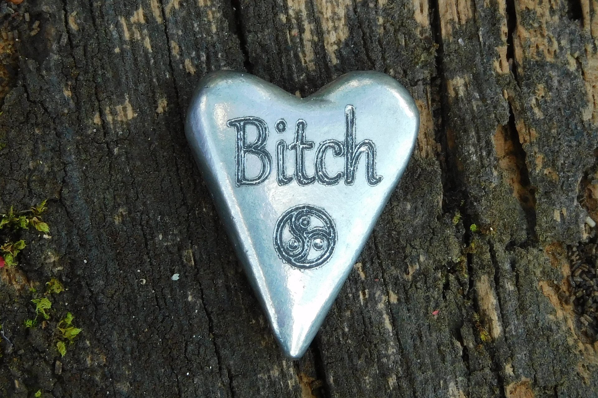 Bitch (Chienne), Jeton Érotique BDSM, Accessoires BDSM, Jeton de Soumise, Fait à la Main en Etain, par William Sturt des Etains de Jumilhac