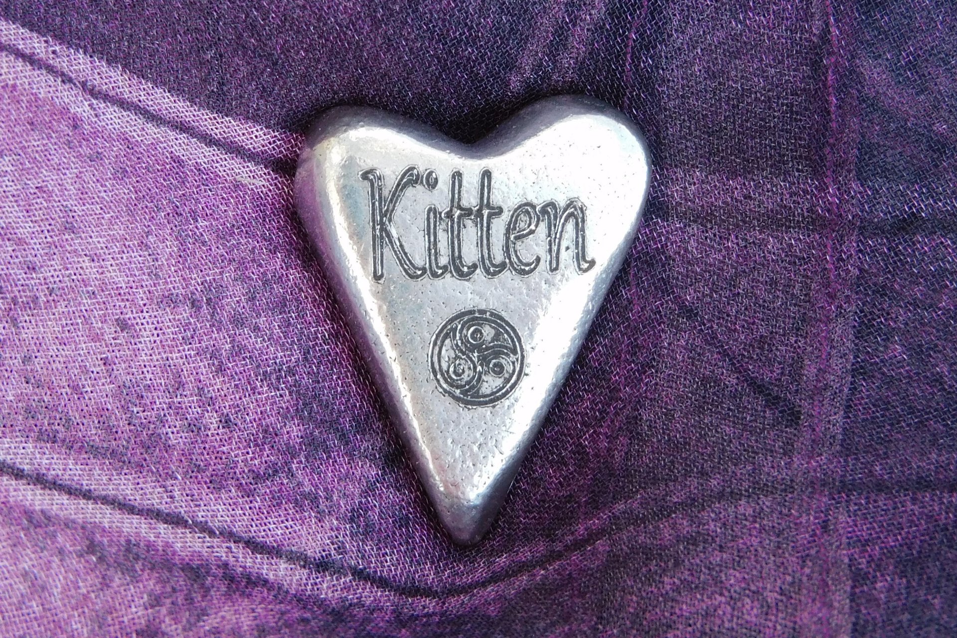 Kitten (Chaton), Jeton Érotique BDSM, Accessoires BDSM, Jeton de Soumise, Fait à la Main en Etain, par William Sturt des Etains de Jumilhac