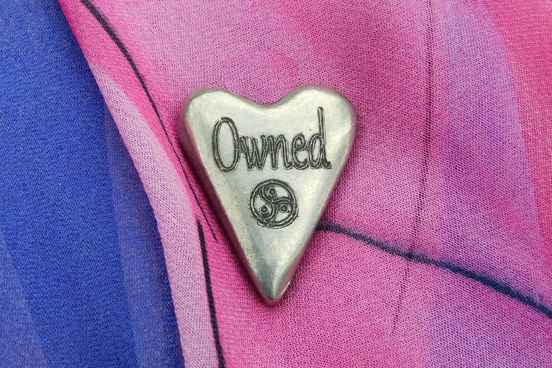 Owned (Possédée), Jeton Érotique BDSM, Accessoires BDSM, Jeton de Soumise, Fait à la Main en Etain, par William Sturt des Etains de Jumilhac