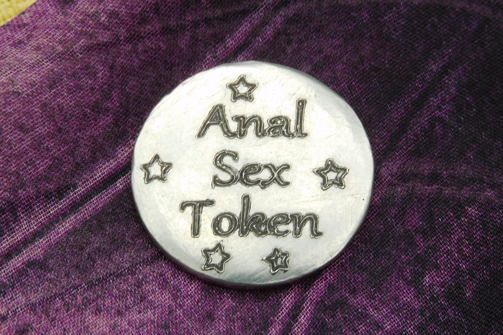 Pendentif BDSM Fuck Off, Accessoire de Soumise, Cordon Noué en Permanance, Fait Main en Etain, Les Etains de Jumilhac