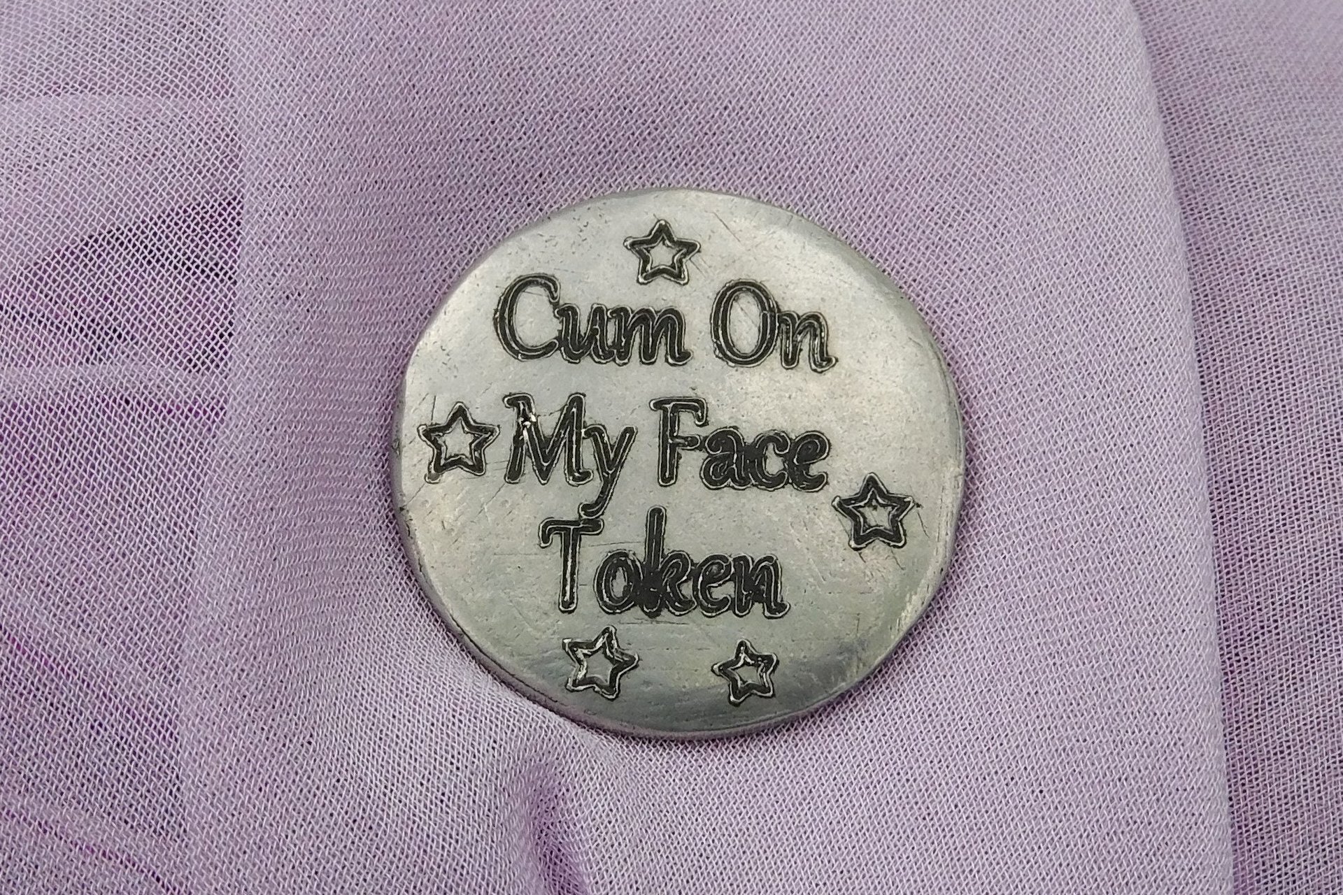 Coupon Érotique Cum On My Face, Jeton BDSM, Accessoires BDSM, Jeton de Soumise, Fait à la Main en Etain, Les Etains de Jumilhac