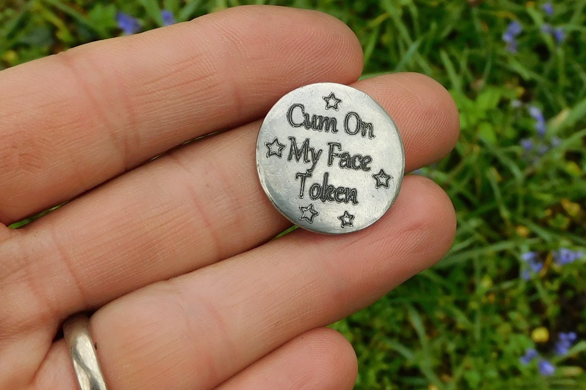 Coupon Érotique Cum On My Face, Jeton BDSM, Accessoires BDSM, Jeton de Soumise, Fait à la Main en Etain, Les Etains de Jumilhac