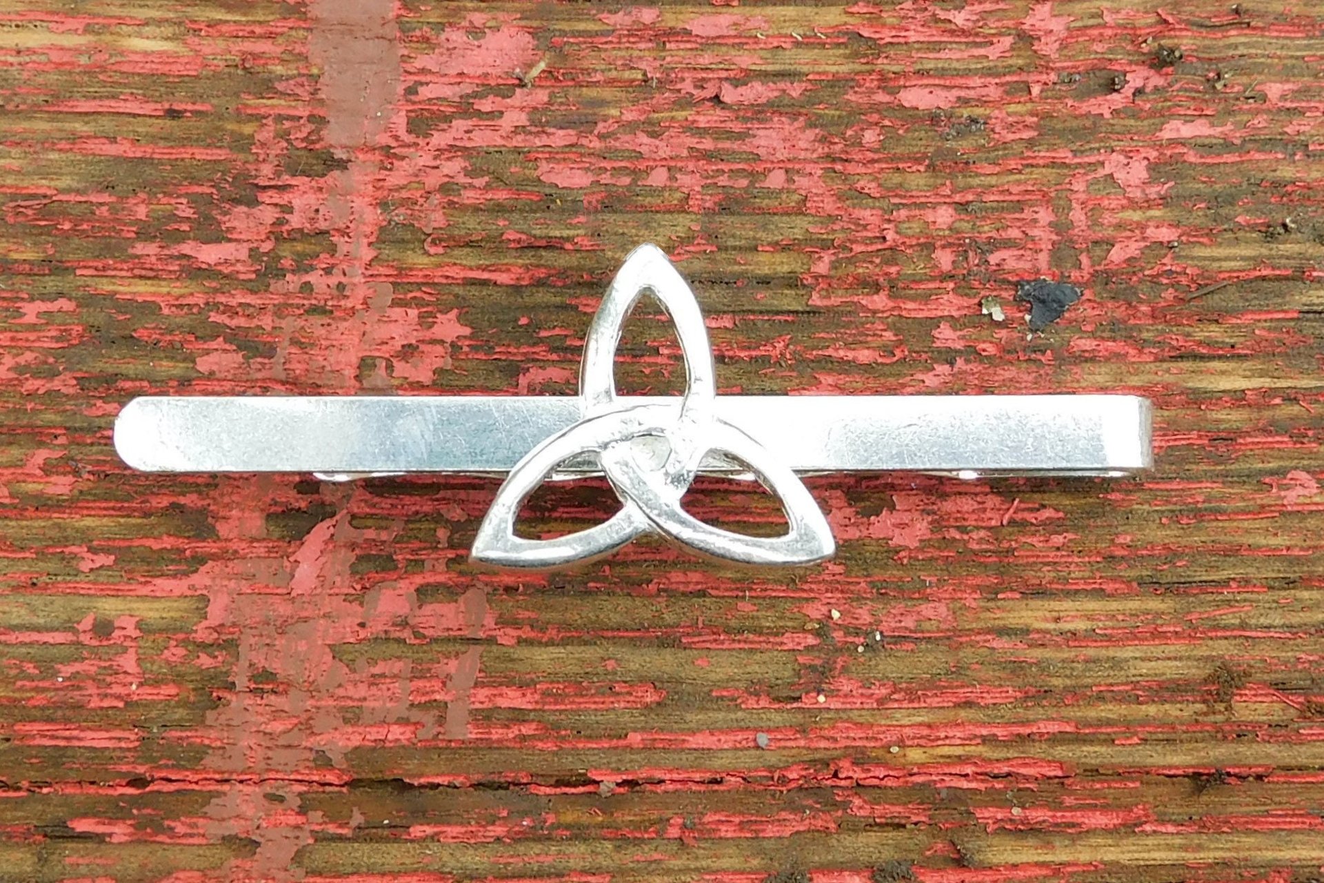 Pince à Cravate Triquetra, Accessoires Triquetra, Faite Main en Etain par William Sturt des Etains de Jumilhac