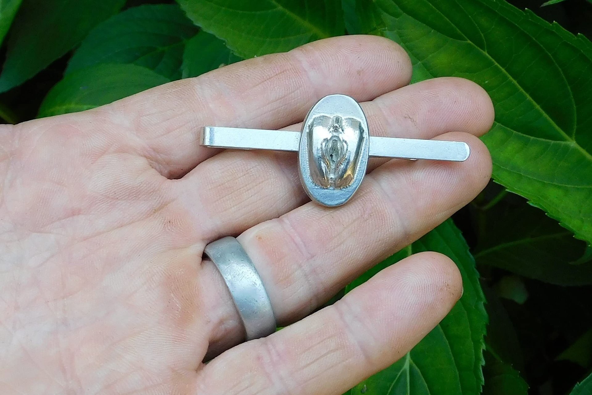 Pince à Cravate Vagin, Clip Cravate Vagina, Faite Main en Etain par William Sturt des Etains de Jumilhac