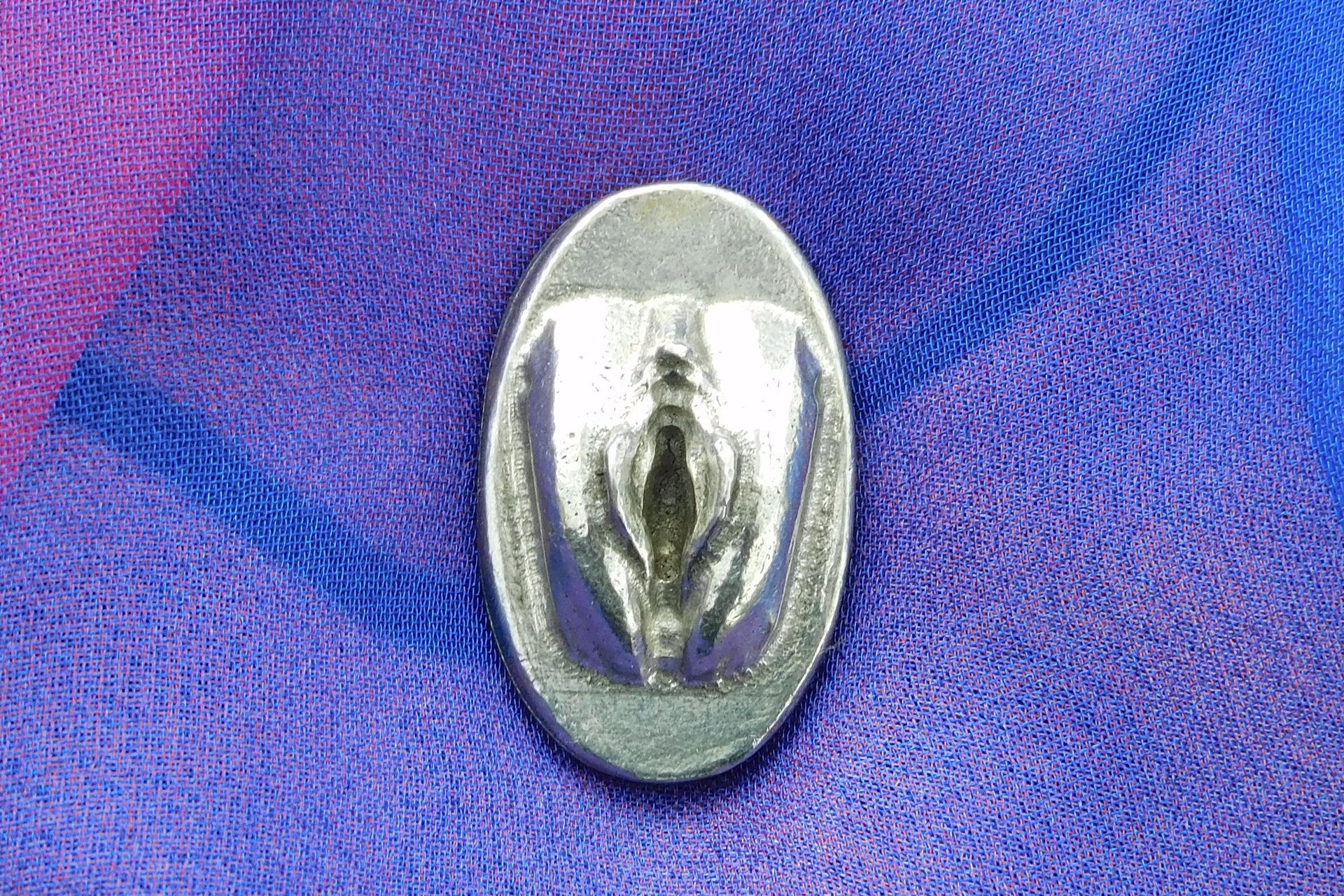 Vagina, Faite Main en Etain par William Sturt des Etains de Jumilhac