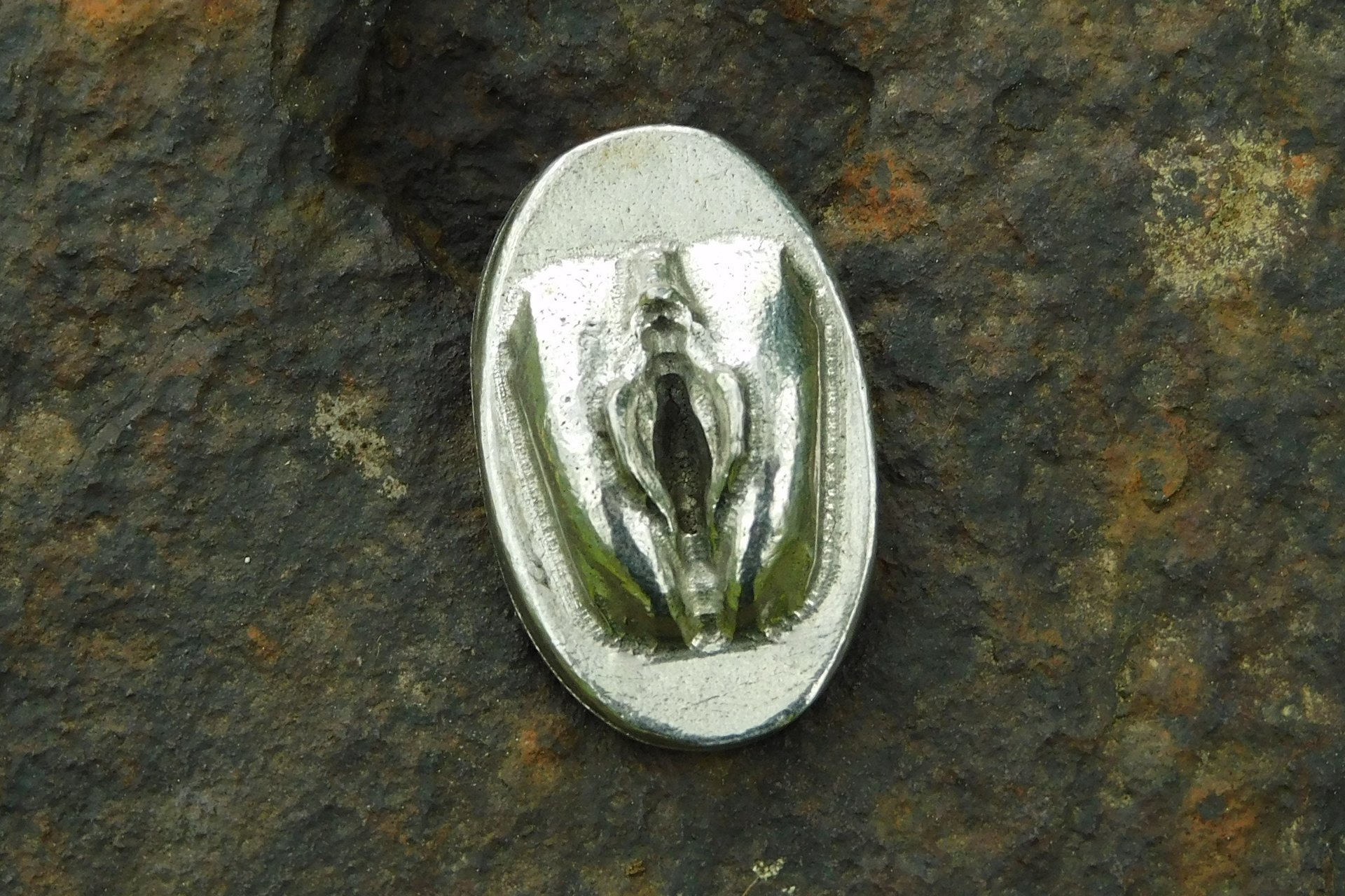 Vagina, Faite Main en Etain par William Sturt des Etains de Jumilhac
