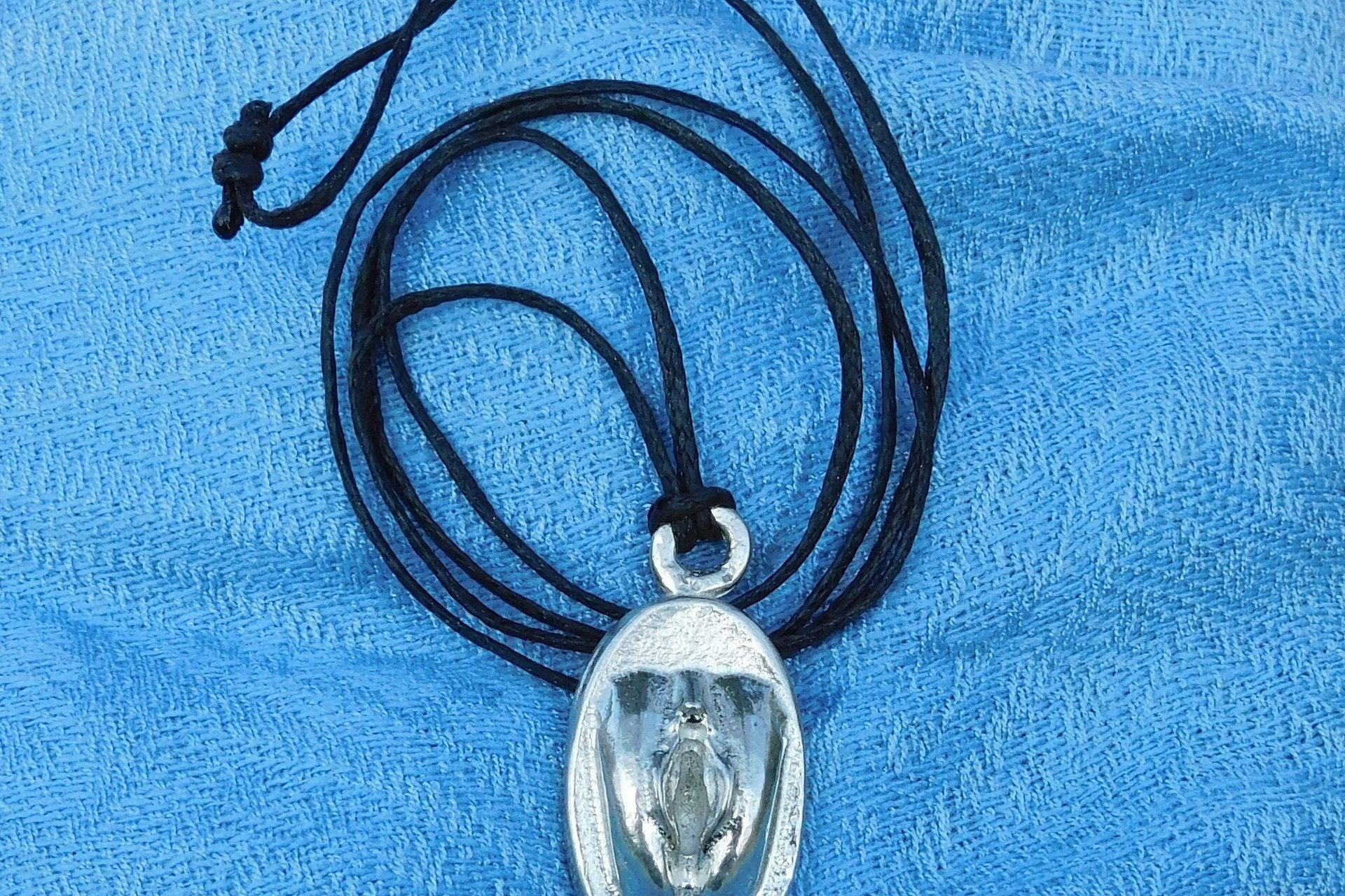 Collier Vagina, Faite Main en Etain par William Sturt des Etains de Jumilhac