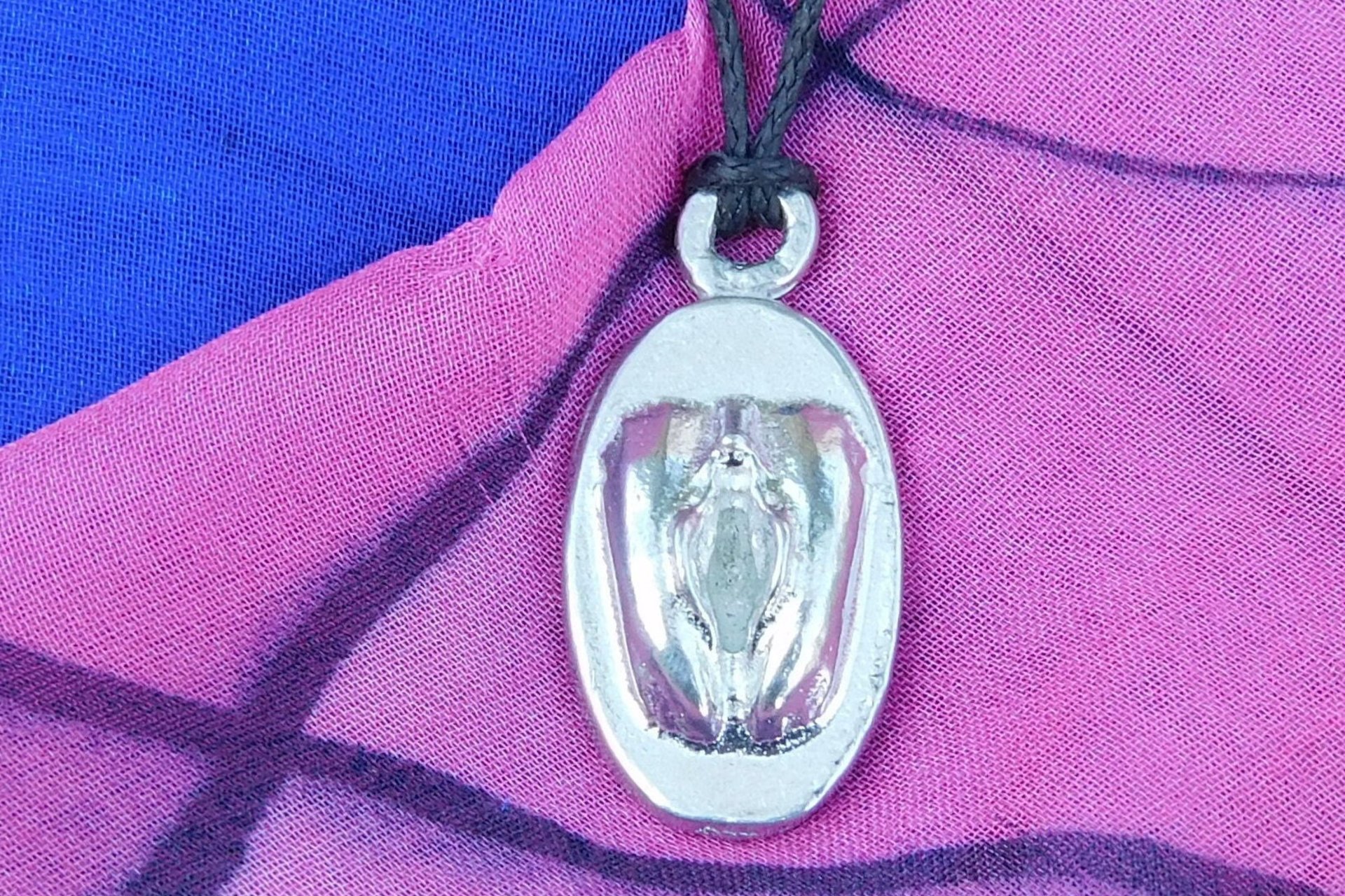 Collier Vagina, Faite Main en Etain par William Sturt des Etains de Jumilhac