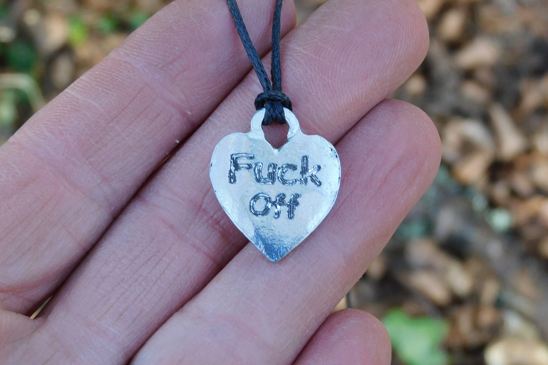Pendentif BDSM Fuck Off, Accessoire de Soumise, Cordon Noué en Permanance, Fait Main en Etain, Les Etains de Jumilhac