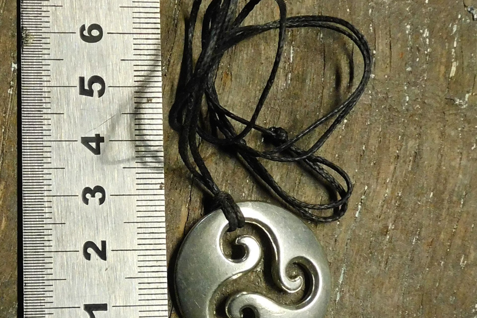 Pendentif triskèle celtique - Symbole spirituel en étain, Les Etains de Jumilhac
