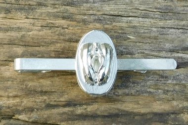 Pince à Cravate Vagin, Clip Cravate Vagina, Faite Main en Etain par William Sturt des Etains de Jumilhac