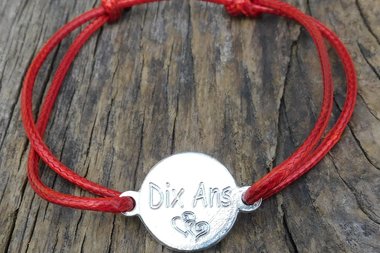 Bracelet en étain pour les noces de 10 Ans (noces d'étain); Gravure "Dix Ans"; taille et couleur personnalisables